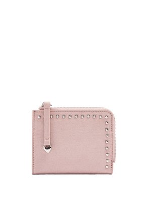 Różowy zamszowy portfel na zamek z ozdobnymi srebrnymi nitami wzdłuż dwóch krawędzi oraz suwakiem w kształcie serca.