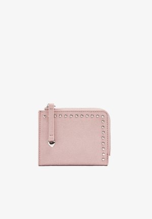 Różowy zamszowy portfel na zamek z ozdobnymi srebrnymi nitami wzdłuż dwóch krawędzi oraz suwakiem w kształcie serca.