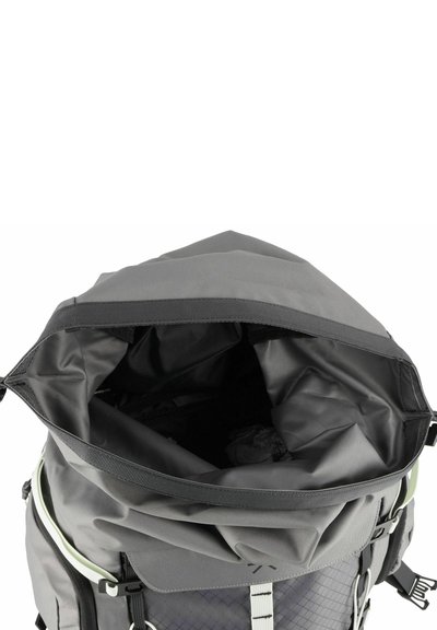 Zaino grigio a scomparsa con un design strutturato, caratterizzato da un esterno testurizzato, spallacci regolabili e una parte superiore aperta che rivela un ampio interno.