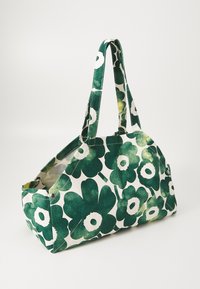 Grüne und weiße Blumendruck-Umhängetasche mit zwei stabilen Griffen, weichem Stoff und geräumigem Design. Merkmale hervorstechende Blumenformen und Akzente.