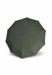 Paraguas de color verde oscuro con una textura acanalada y forma octogonal. Presenta un eje central negro y refuerzos con varillas rectas.