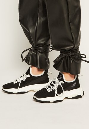 Trainers - black