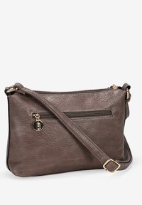 Bolso cruzado de cuero marrón con una superficie texturizada, bolsillo con cremallera, detalles en dorado y una correa ajustable.