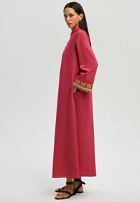 Touché Privé EMBROIDERED SLEEVE - Tričkové šaty - fuchsia