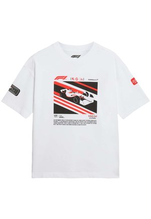 Hvid T-shirt med korte ærmer med grafik af en rød, hvid og sort Formel 1 racerbilsdesign og racertema-tekst på fronten og ærmerne.