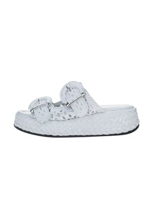 Sandalias de plataforma tejidas en blanco con dos hebillas ajustables, parte superior texturizada y suela de goma negra. Diseño plano adecuado para el uso diario.