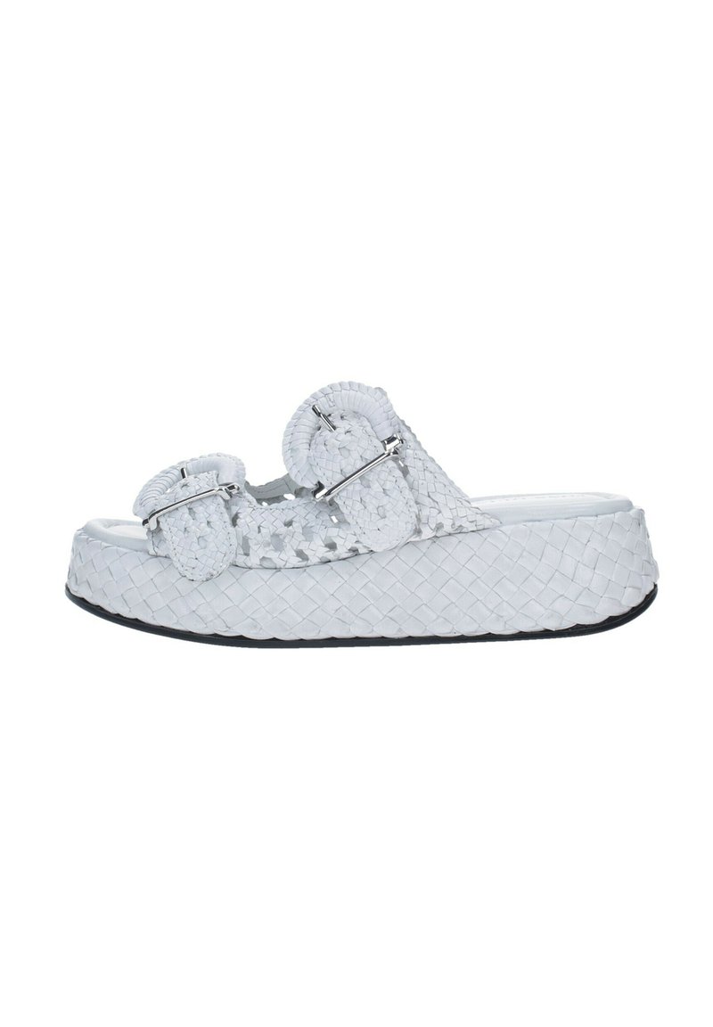 Sandali platform intrecciati bianchi con due fibbie regolabili, parte superiore texture e suola in gomma nera. Design piatto adatto per un look informale.