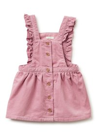 Vestido de pana rosa con tirantes rizados y cintura fruncida, que presenta botones de madera en la parte delantera. Textura suave con un acabado liso.