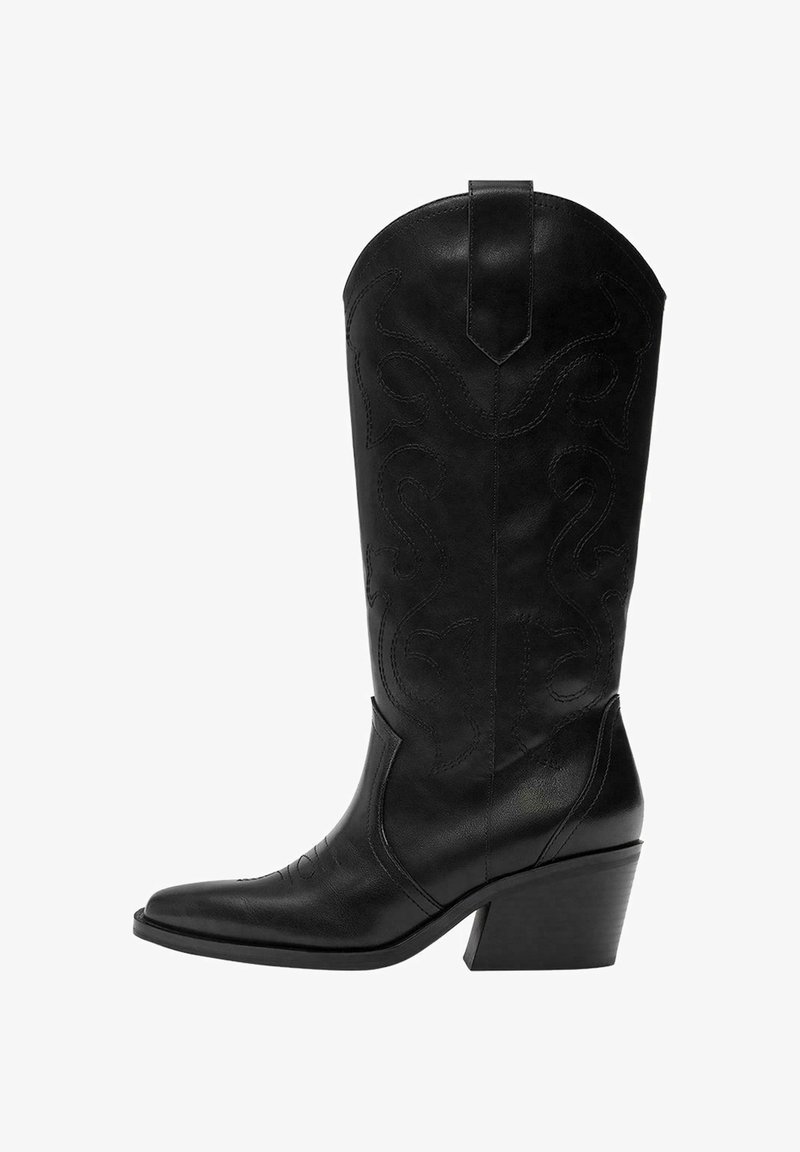 Czarne skórzane kowbojki z wydłużonym noskiem, ozdobnym przeszyciem, średnio wysokim, skośnym obcasem oraz uchwytem na cholewie.