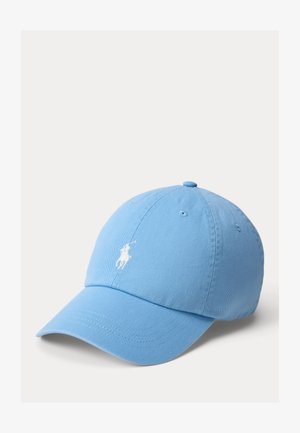 Lichtblauwe honkbalpet met een gebogen klep en een wit geborduurd polo spelerslogo middenvoor.