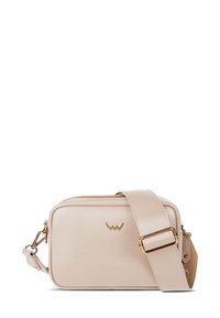 Světle růžová kožená crossbody taška se strukturovaným designem, zlatými akcenty, zipovým zavíráním a nastavitelným popruhem. Obsahuje akcent s logem.