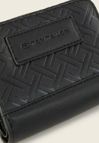 Portafoglio in pelle nera con motivo in rilievo, caratterizzato da una toppa rettangolare con logo e una texture liscia. Design pieghevole, dimensioni compatte.