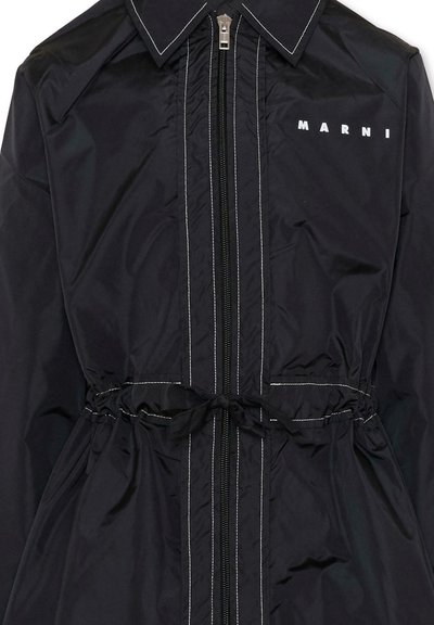 Giacca nera in nylon con colletto alto, chiusura con zip, vita con coulisse e cuciture bianche. Presenta il logo MARNI sul petto.