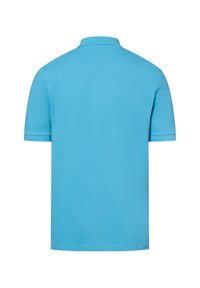 Jasnoniebieska koszulka polo, krótkie rękawy, miękki materiał bawełniany, płaski kołnierzyk, widok z tyłu, bez wzorów ani logo, gładka tekstura.