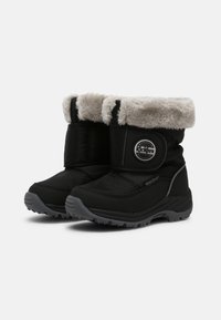 Schwarze wasserdichte Schnee-Stiefel mit einem Kragen aus Kunstpelz, Riemenverschluss, strukturiertem Stoff und strapazierfähiger grauer Gummisohle für besseren Halt.