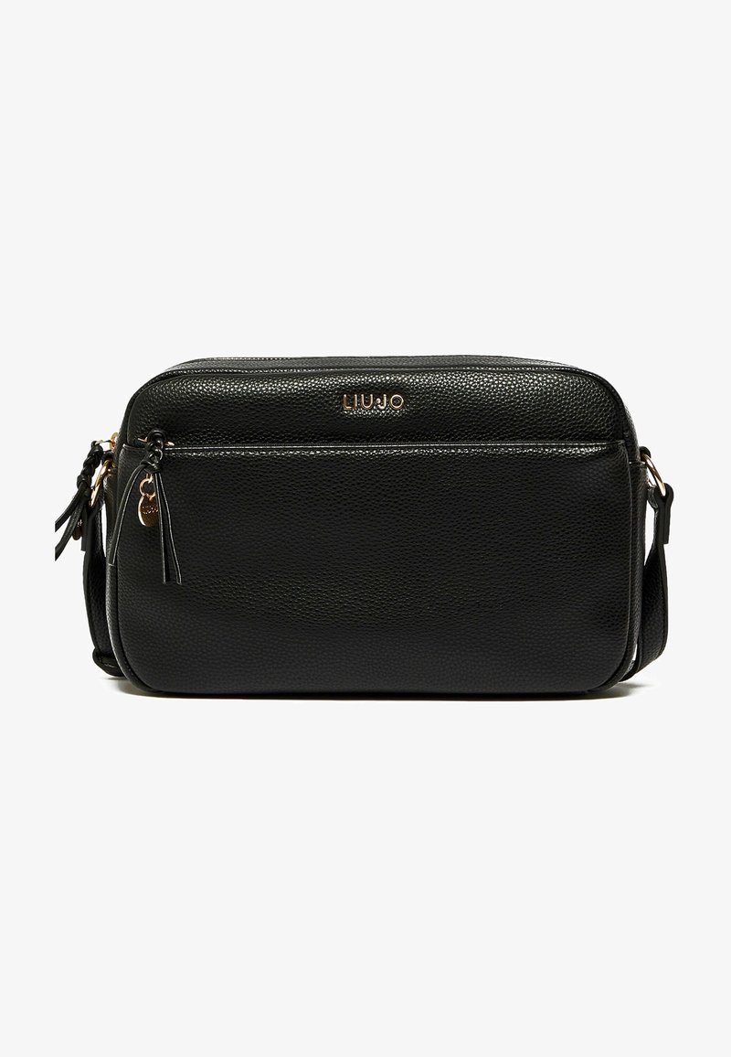 Sort læder crossbody taske med tekstureret overflade, hardware i guldtoner, forlommelomme med lynlås og justerbar rem. Har et logodetalje.