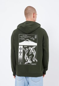 Felpa con cappuccio verde con stampa grafica bianca di pesci koi, nuvole e una montagna sulla schiena, con polsini e orlo a coste.