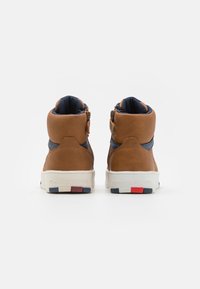 Tommy Hilfiger NATHAN UNISEX - Zapatillas altas - tobacco