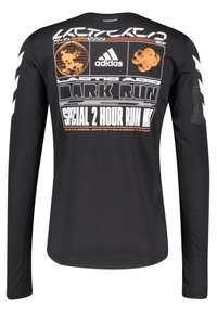 Schwarzes Langarmshirt mit weißen und orangen grafischen Drucken, darunter Text und kreisförmige Designs, ergänzt durch kontrastierende weiße Streifen an den Ärmeln.