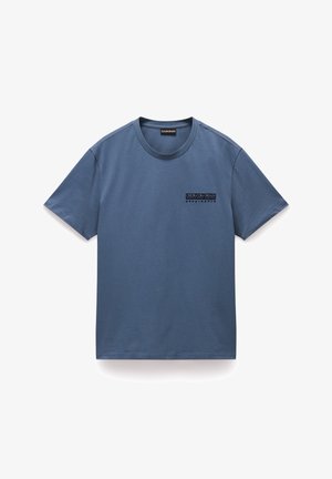 Niebieska koszulka bawełniana z okrągłym dekoltem, krótkimi rękawami i małym czarnym logo po lewej stronie na piersi. Gładka tekstura, casualowy design.