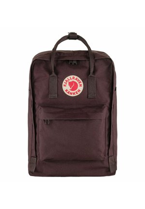 Dunkelbrauner Fjällräven Kanken Rucksack aus robustem Stoff, mit einem auffälligen runden Logo, zwei oberen Tragegriffen und einer Fronttasche.