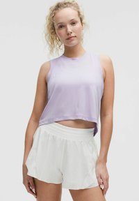 Lichtpaarse mouwloze cropped top met mesh-textuur en logo-detail, gecombineerd met witte shorts met elastische tailleband en scalloped zoom.
