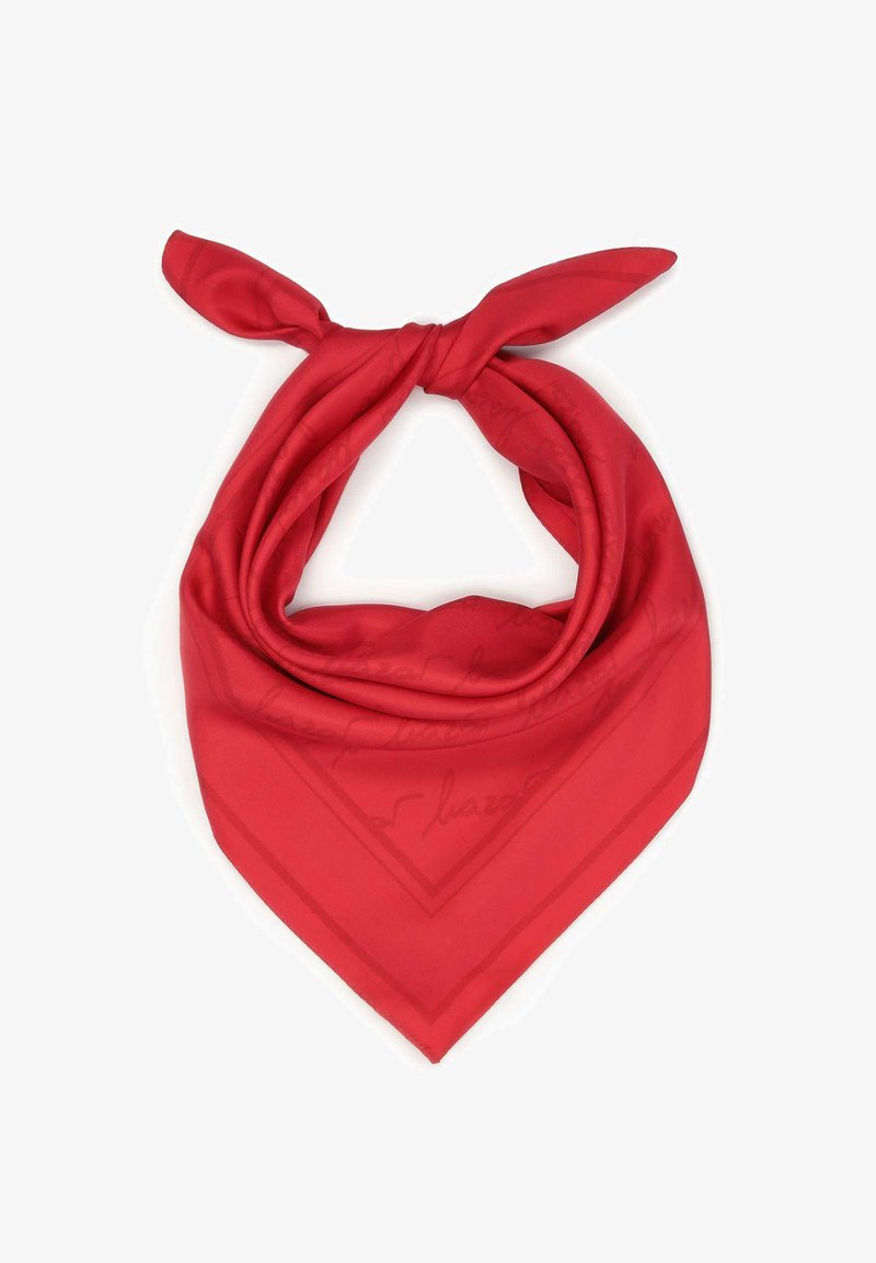 Écharpe en soie rouge nouée dans un nœud classique. Elle présente une texture lisse et des accents de motifs subtils, avec une forme triangulaire et des extrémités pointues.