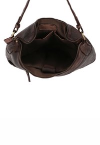 Sac à épaule en cuir marron avec fermeture éclair ouverte montrant un intérieur spacieux et deux poches intérieures, suspendu par une bandoulière unique.