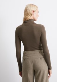 Marc O'Polo LONGSLEEVE STRUCTURE - Strickpullover - pure brown