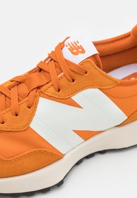 New Balance MS327 UNISEX - Sapatilhas - vintage orange