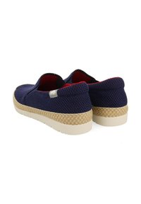 Zapatillas de slip-on de malla azul marino con una entresuela de yute trenzado y suela de goma blanca. Forro interior rojo y un pequeño logo en la parte trasera.