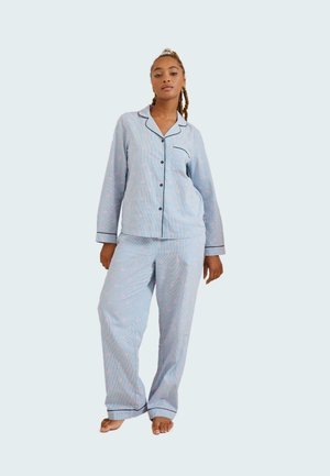 Ensemble de pyjama bleu clair avec un motif floral rose, comprenant un haut à manches longues et un pantalon ample, avec des finitions noires contrastantes.