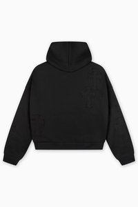 Fekete, rövidített kapucnis pulóver texturált felülettel, a hátán és az ujjakon tónusos keresztmintákkal díszítve. Puha, kényelmes anyagból készült.