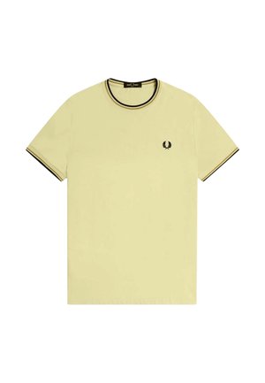 Camiseta de color amarillo claro de manga corta con ribete negro en el cuello y las mangas, con un pequeño logo negro de corona de laurel en el pecho izquierdo.