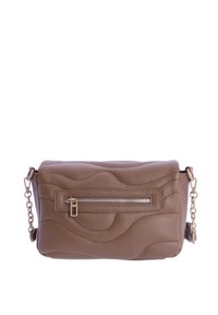 Bolso cruzado de cuero marrón con un patrón de ondas acolchadas, que cuenta con un bolsillo frontal con cremallera y una correa de cadena. Textura suave y forma rectangular.