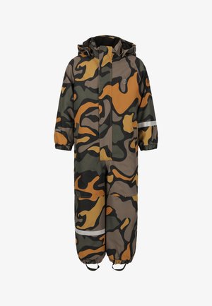 Dziecięcy kombinezon narciarski w kamuflażowym wzorze w odcieniach zieleni, brązu i beżu. Posiada kaptur, elastyczne mankiety i odblaskowe akcenty. Wykonany z trwałego materiału.