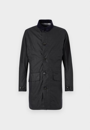 Manteau noir à manches longues en tissu durable, avec un devant à boutons, deux poches avant et un col contrastant.