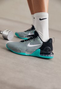 Nike Performance AIR MAX ALPHA TRAINER 5 - Scarpe da allenamento - mica green/white/black/clear jade/pure platinum/lime blast