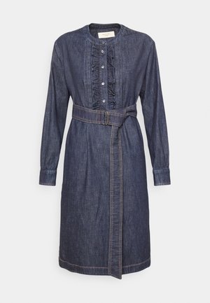 Vestido midi de mezclilla oscura de manga larga con escote redondo, botones delanteros con volantes y cinturón a juego con hebilla en la cintura.