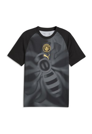 Czarna i szara sportowa koszulka z krótkim rękawem Manchester City z dużą grafiką pszczoły, złotym logo Puma i herbem klubu na piersi.