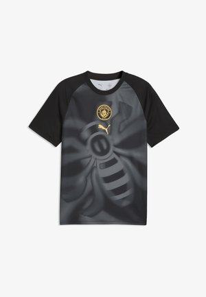 Manchester City zwart-grijs sportshirt met korte mouwen, een grote bijenafbeelding en gouden Puma-logo en clubwapen op de borst.