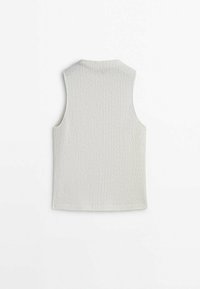 Haut blanc texturé sans manches pour femme avec un col montant, vu de dos sur un fond blanc uni.