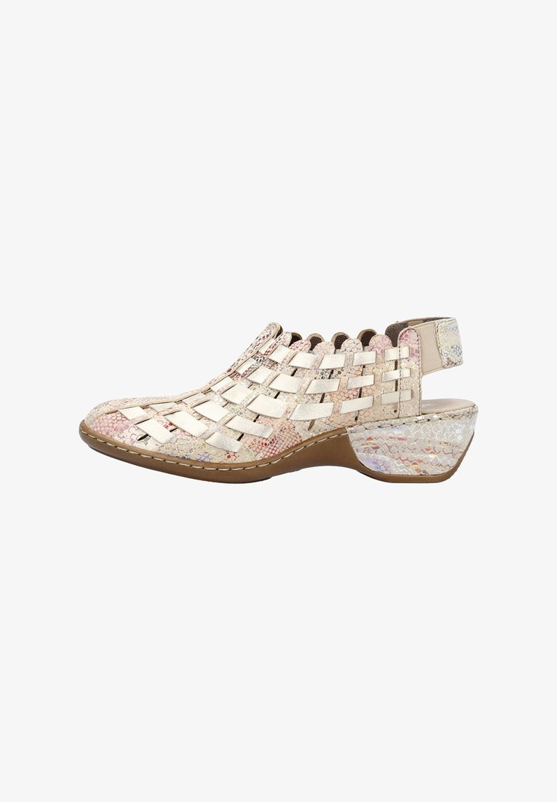 Sandalia de mujer en cuero tejido beige con tacón bajo apilado y correa trasera abierta, con un patrón de serpiente multicolor texturizado.