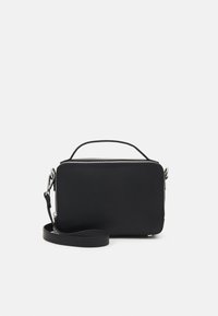 Sac bandoulière noir en simili cuir avec une fermeture �éclair supérieure, un design plat, une anse courte et une sangle détachable. Présente des accents matériels minimaux.