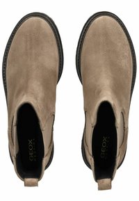 Beige semišové kotníkové boty s elastickými bočními vsadkami, kulatou špičkou, černou gumovou podrážkou a kontrastním prošíváním, označené "GEOX RESPIRA."