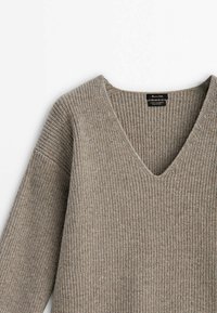 Pull en laine et cachemire côtelé marron clair avec col en V et manches longues.