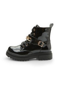 Botine negre din piele lăcuită, cu talpă groasă, detaliu din lanț auriu, sireturi negre și cataramă laterală. Finisaj texturat cu un aspect lucios.