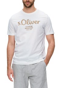 s.Oliver MIT GROSSEM LABEL - T-shirt print - weiß