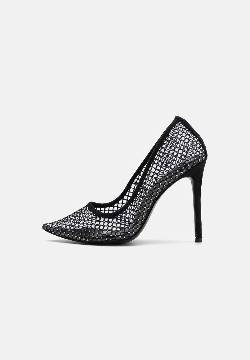 Juodi aukštakulniai bateliai su tinkliniais pjūviais ir lygaus zomšo akcentais. Smaili kojų dizainas, plonas stiletto kulnas ir tekstūruotas paviršius.