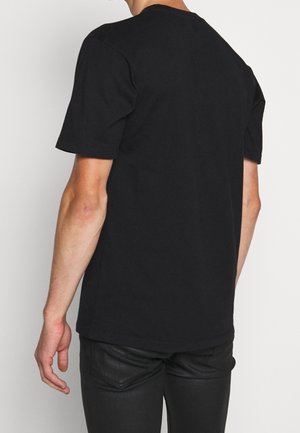 Schwarzes T-Shirt mit kurzen Ärmeln aus Baumwolle, mit klassischem Rundhalsausschnitt und lockerer Passform, mit schlichter Rückseite ohne Verzierungen.